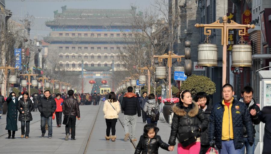 Tourists visit the Qianmen Street in Beijing, capital of China, Jan. 21, 2013. (Xinhua/Li Xin) 
