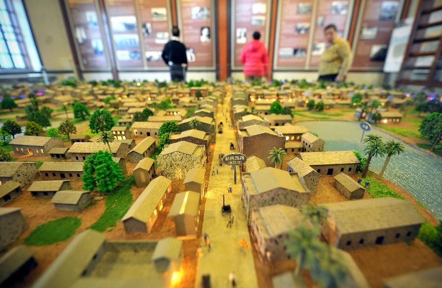 Photo taken on Jan. 21, 2013 shows models displaying what Haikou Qilou old street was like 100 years ago, in Haikou, capital of south China's Hainan Province.(Xinhua/Guo Cheng) 