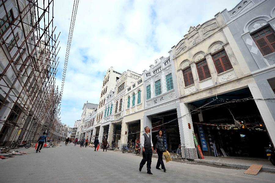 Photo taken on Jan. 21, 2013 shows the Qilou buildings which are under renovation on the Zhongshanlu Street in Haikou, capital of south China's Hainan Province. (Xinhua/Guo Cheng) 