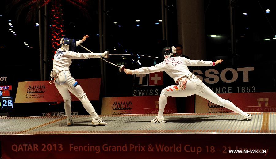 Sun Yujie (R) of China competes during the women's epee team final between China and Estonia at the Fencing Grand Prix and World Cup in Doha, Jan. 21, 2013. (Xinhua/Chen Shaojin)    