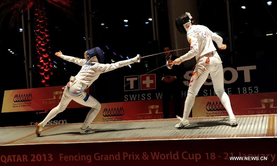 Erika Kirpu (L) of Estonia competes during the women's epee team final between Estonia and China at the Fencing Grand Prix and World Cup in Doha, Jan. 21, 2013. (Xinhua/Chen Shaojin) 