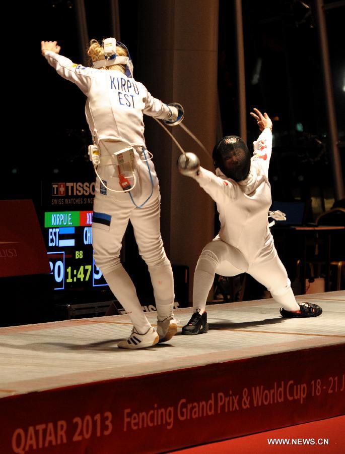 Xu Anqi (R) of China competes during the women's epee team final between China and Estonia at the Fencing Grand Prix and World Cup in Doha, Jan. 21, 2013. (Xinhua/Chen Shaojin) 