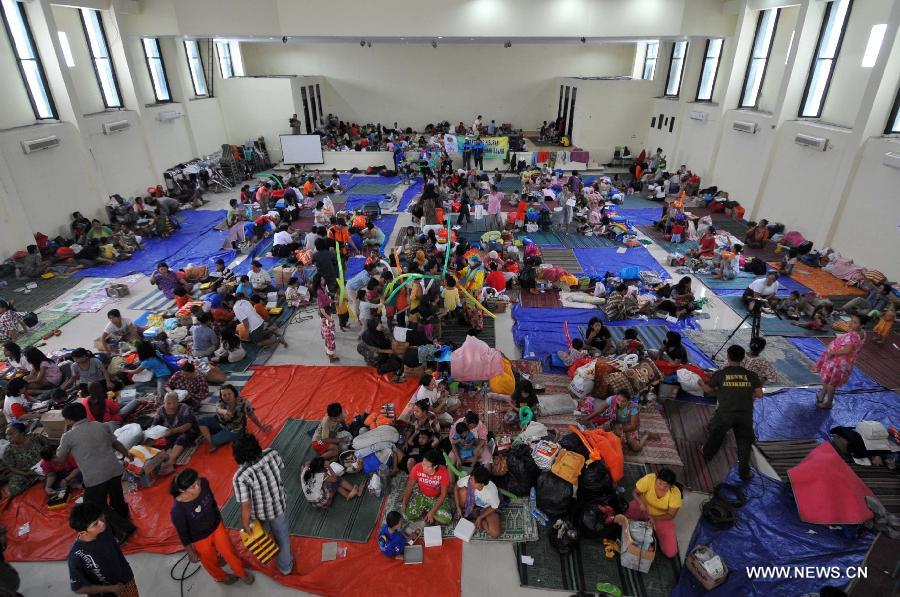 Refugees rest in the sports center in Otista, Jakarta, Indonesia, Jan. 21, 2013. Indonesia Health Minister Nafsiah Mboi underlined on Monday the importance of greater attention to flood victims, especially women and children coping with the current hardship in Jakarta. (Xinhua/Agung Kuncahya B.)