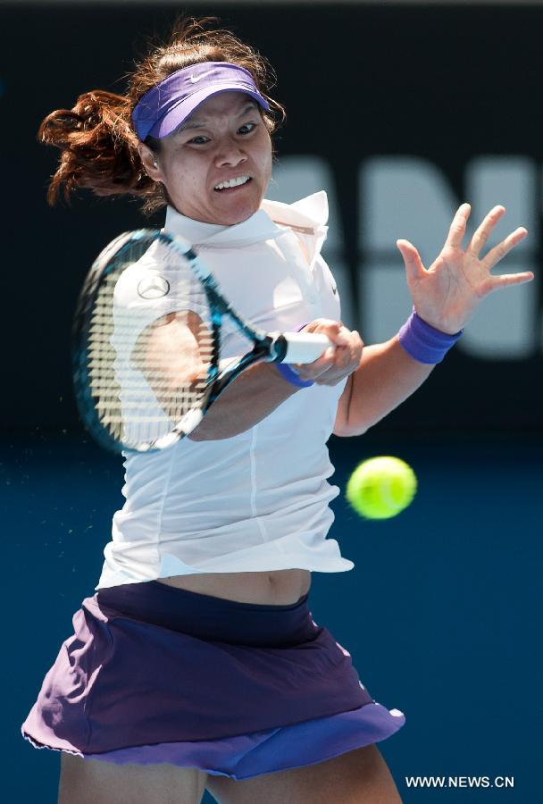 China's Li Na hits a return to Poland's Agnieszka Radwanska during a women's singles quarterfinal match at the Australian Open tennis tournament in Melbourne on Jan. 22, 2013. Li Na won 2-0 and entered the semifinals. (Xinhua/Bai Xue)  