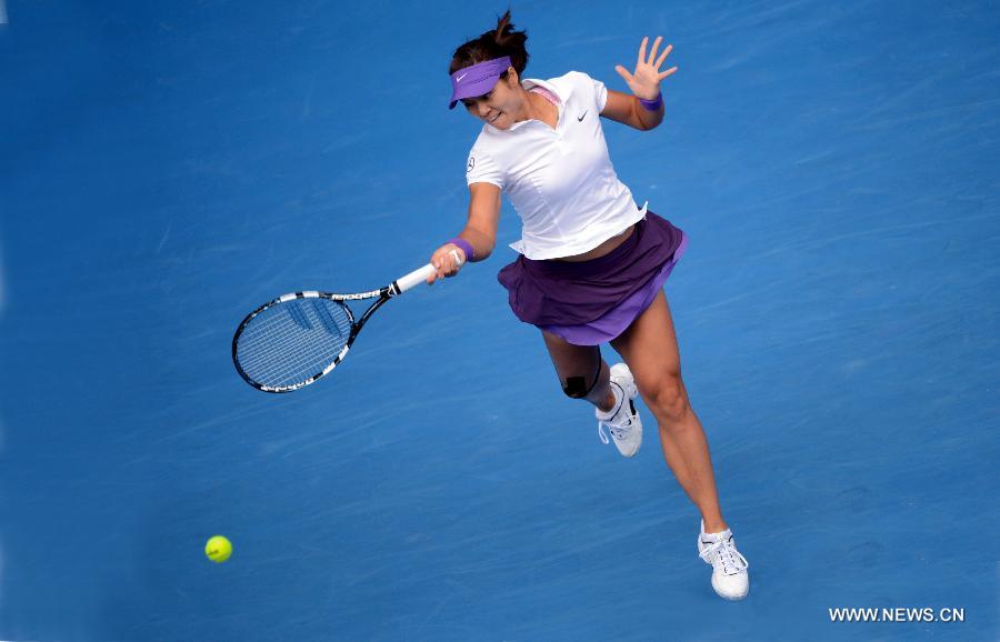 China's Li Na hits a return to Poland's Agnieszka Radwanska during a women's singles quarterfinal match at the Australian Open tennis tournament in Melbourne on Jan. 22, 2013. Li Na won 2-0 and entered the semifinals. (Xinhua/Chen Xiaowei)  