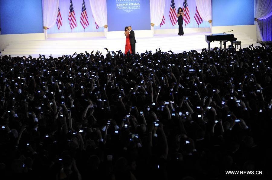 U.S. President Barack Obama and First Lady Michelle Obama dance during the official Inaugural ball in Washington D.C., capital of the United States, Jan. 21, 2013. (Xinhua/Jun Zhang)