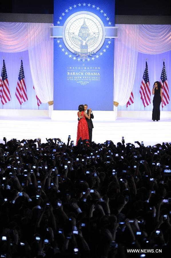 U.S. President Barack Obama and First Lady Michelle Obama dance during the official Inaugural ball in Washington D.C., capital of the United States, Jan. 21, 2013. (Xinhua/Jun Zhang) 
