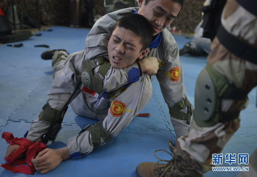 Lin Zhipeng is defeated by his teammate Zhan Haiting in the indoor training room on Jan. 17, 2013. The 10-minute kidnapping fighting requires the team members to choose one’s rivals randomly and then subdue the opponent. (Photo/Xinhua)