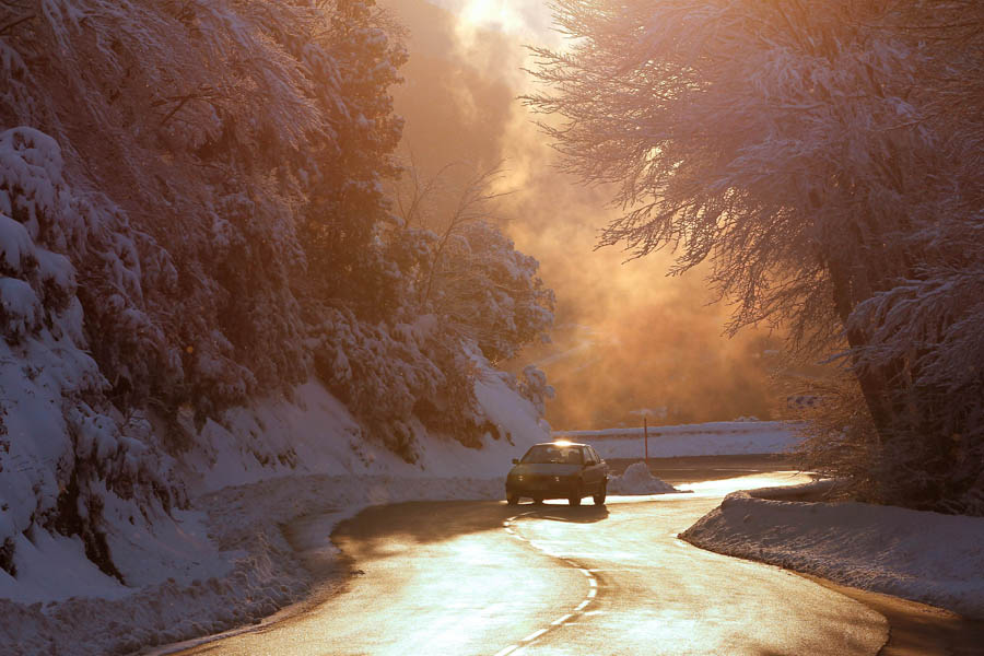 A car drives through Vizzavona mountain after a heavy snow in Corsica, France, Jan. 17, 2013. (Xinhua/AFP)