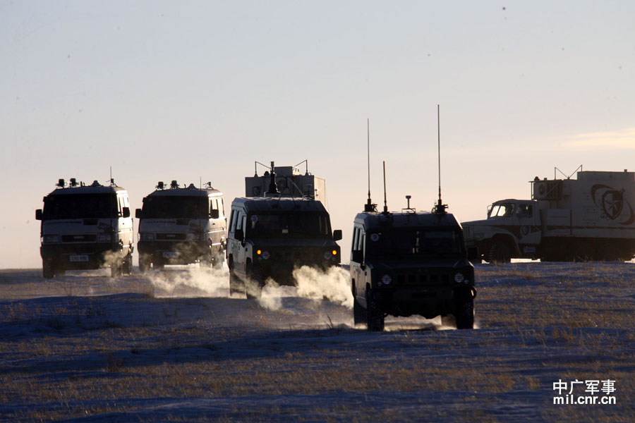 The Beijing Military Area Command (MAC) of the Chinese People's Liberation Army (PLA) organized a large-scale winter actual-troop drill in Zhurihe military training base from Jan. 8 to 18, 2013, so as to greatly improve the actual-combat capability of the troops in the cold weather. （mil.cnr.cn/Zhang Kunping, Zhang Leifeng, Gao Bo, Cheng Jianfeng, Wang Guohong）