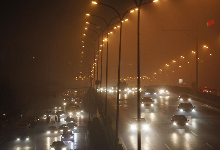 Vehicles run in the fog in Beijing, capital of China, Jan. 22, 2013. Beijing meteorological observatory issued a yellow alert for heavy fog on Tuesday. (Xinhua/Wang Shen)