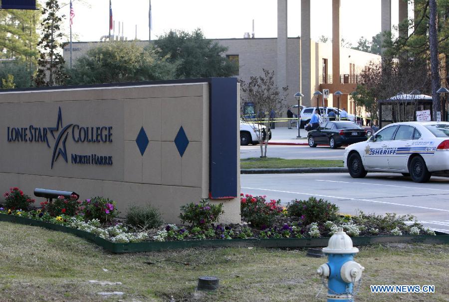 Policemen seal off the roads near the Lone Star College in north Houston, the United States, Jan. 22, 2013. Three people, including a suspect, have been shot on the Lone Star College north campus in Houston on Tuesday, as a result of an argument between a student and a man, authorities said. (Xinhua/Song Qiong)