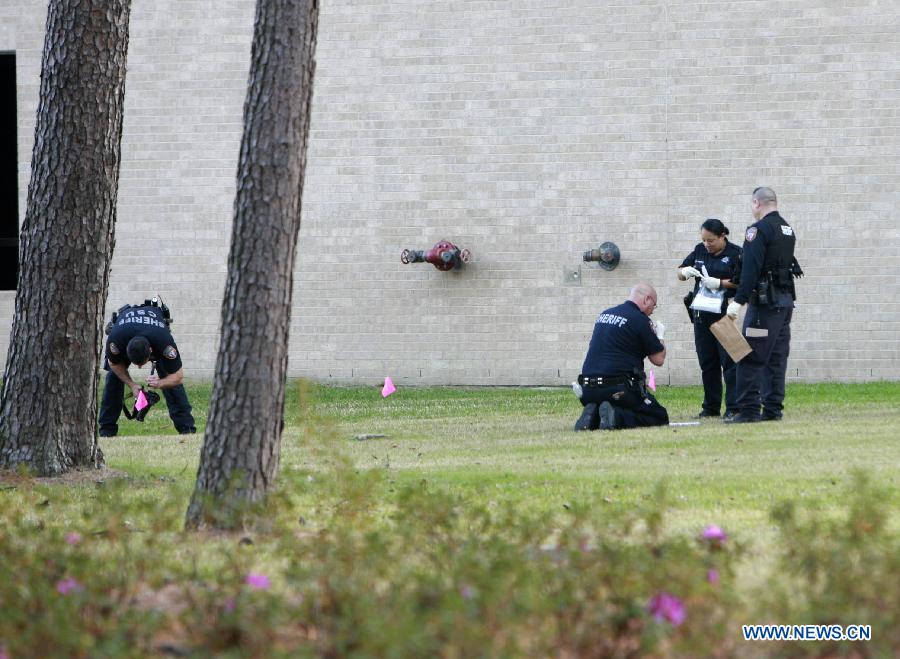 Policemen investigate on the campus of Lone Star College in north Houston, the United States, Jan. 22, 2013. Three people, including a suspect, have been shot on the Lone Star College north campus in Houston on Tuesday, as a result of an argument between a student and a man, authorities said. (Xinhua/Song Qiong) 