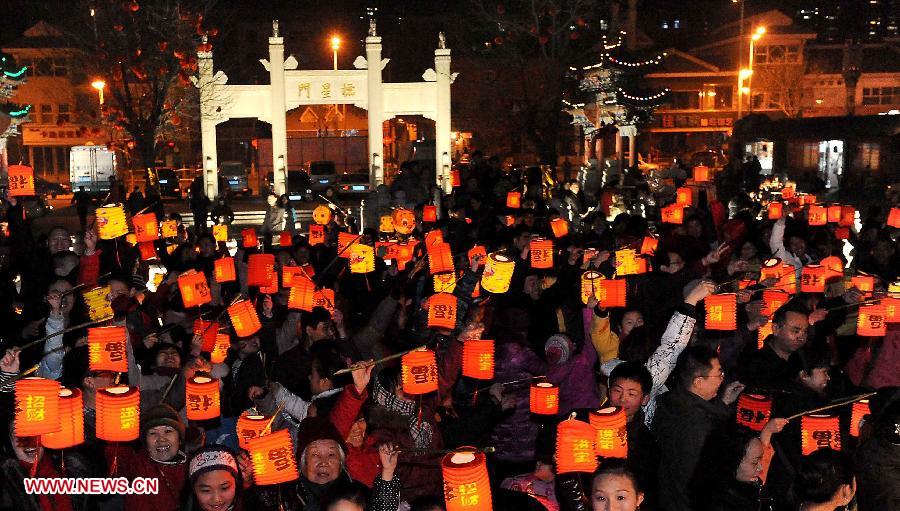 File photo taken on Feb. 1, 2011 shows people carry lanterns at a temple fair in Zhengzhou, capital of central China's Henan Province. Temple fair in central China area is an important social activity for local people. The ancient temple fairs in central China were ceremonious sacrificial rituals. As time goes by, the focus of temple fair activities has shifted from "gods" to "people". The modern temple fair in central China is a platform of displaying folk culture as well as a channel for commodity circulation. According to statistics from the provincial cultural sector, there are about 35,000 temple fairs each year in Henan. (Xinhua/Wang Song)