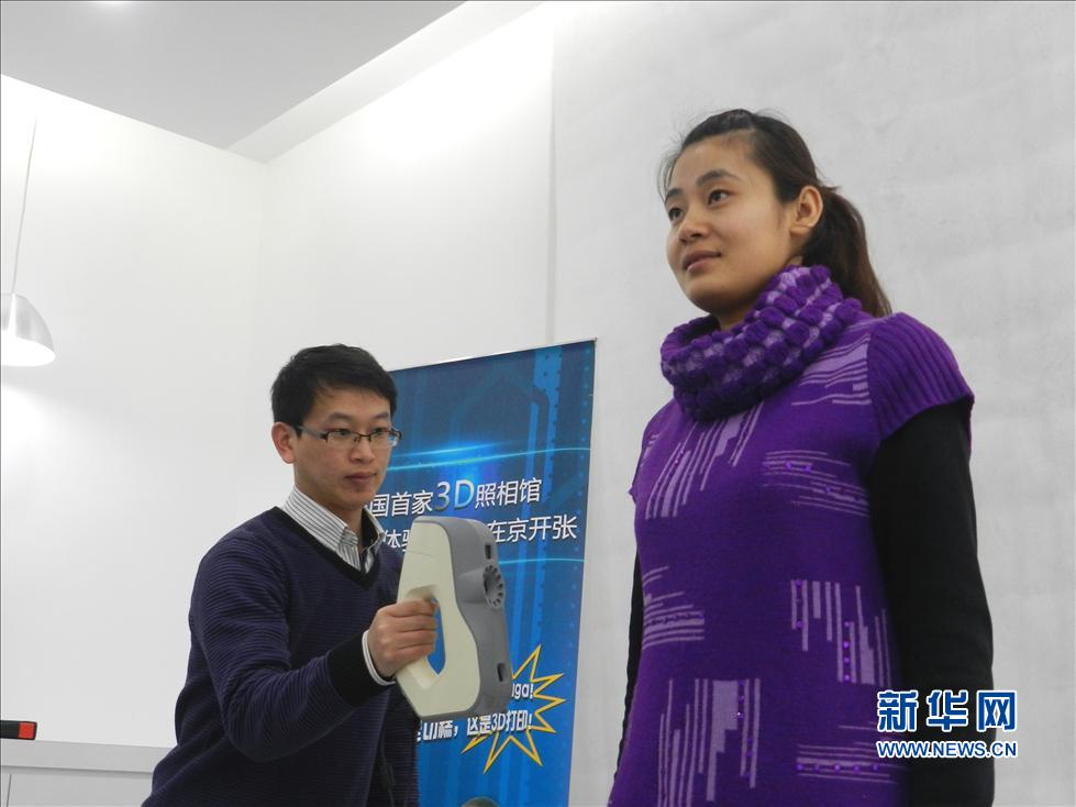 A staff scans the customer for printing. (Xinhua/Wang Zhen)