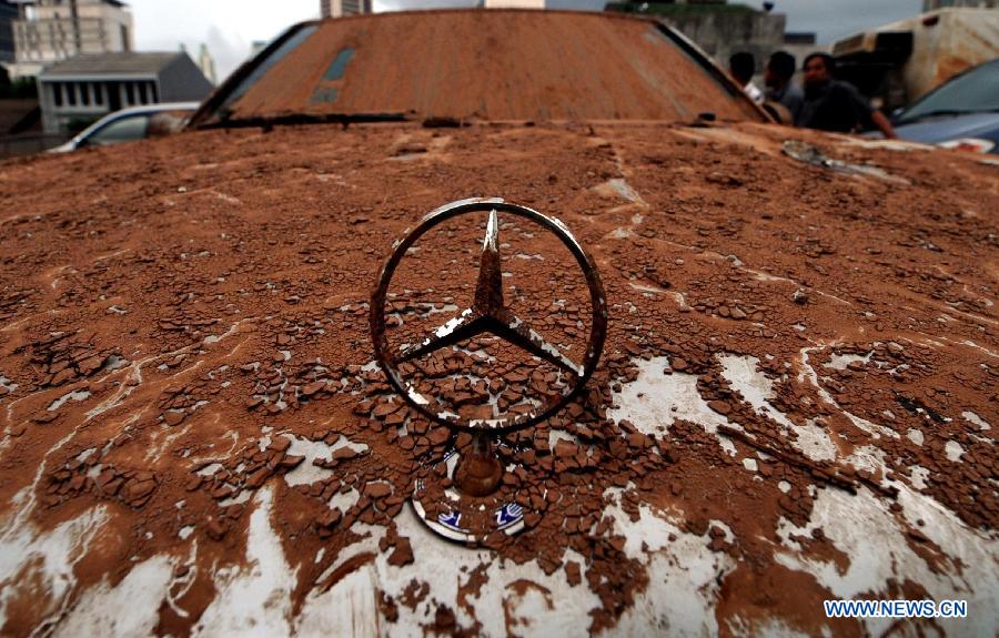 A Mercedes-Benz car is covered with mud from a flooded basement in Jakarta, Indoensia, Jan. 23, 2013. (Xinhua/Agung Kuncahya B.) 