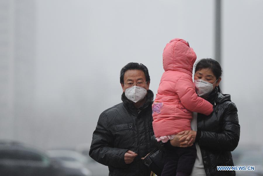 Citizens wearing masks walk in fog in Beijing, capital of China, Jan. 23, 2013. The air quality hit the level of serious pollution in Beijing on Wednesday, as smog blanketed the city. (Xinhua/Luo Xiaoguang) 