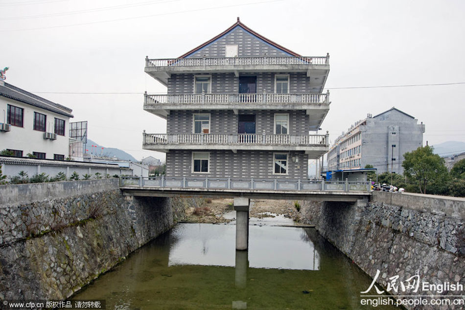 A building built on a bridge in Wenling, Zhejiang, on Jan 22, 2013.(Photo/CFP)