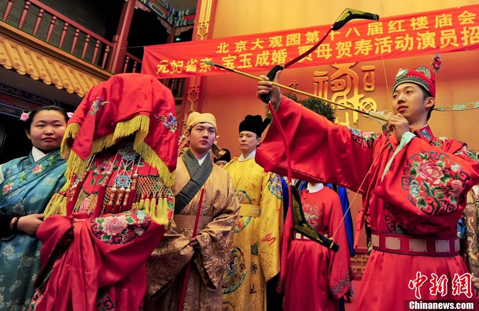Performers in costumes re-enact the wedding ceremony of Jia Baoyu, one of the main characters in the well-known Chinese novel A Dream of Red Mansions by Qing Dynasty writer Cao Xueqin (17l5-l763), in Daguanyuan (or Grand View Park) in Beijing, January 23, 2013. The performance will be part of the temple fair to be held in the park from February 10 to 14. (Photo: CNS/Lu Xin)