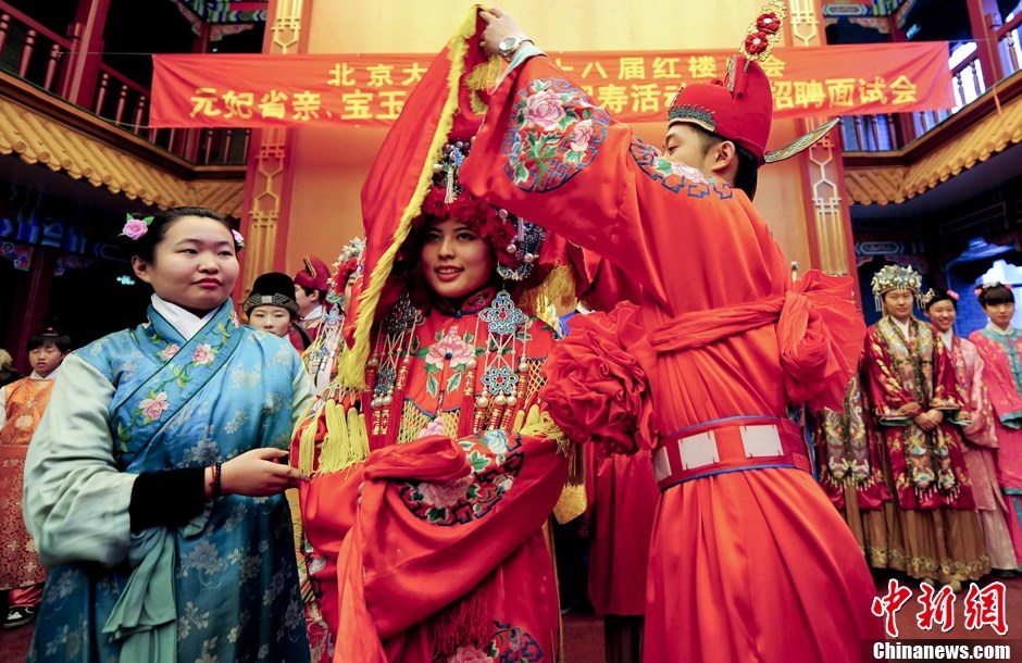 Performers in costumes re-enact the wedding ceremony of Jia Baoyu, one of the main characters in the well-known Chinese novel A Dream of Red Mansions by Qing Dynasty writer Cao Xueqin (17l5-l763), in Daguanyuan (or Grand View Park) in Beijing, January 23, 2013. The performance will be part of the temple fair to be held in the park from February 10 to 14. (Photo: CNS/Lu Xin)