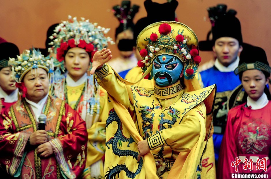 A man performs face-changing, an ancient Chinese dramatic art that is part of the more general Sichuan opera, in Daguanyuan (or Grand View Park) in Beijing, January 23, 2013. The performance, which features a performer wearing colored masks and changing from one face to another almost instantaneously, will be part of the temple fair to be held in the park from February 10 to 14. (Photo: CNS/Lu Xin)