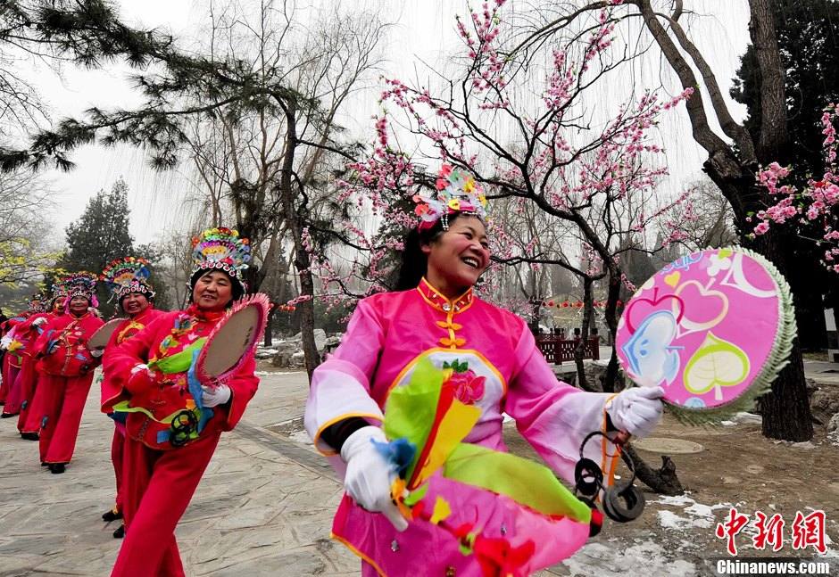 Performers practice Taiping Drum dance (or Peace Drum) in Daguanyuan (or Grand View Park) in Beijing, January 23, 2013. The performance will be part of the temple fair to be held in the park from February 10 to 14. (Photo: CNS/Lu Xin)