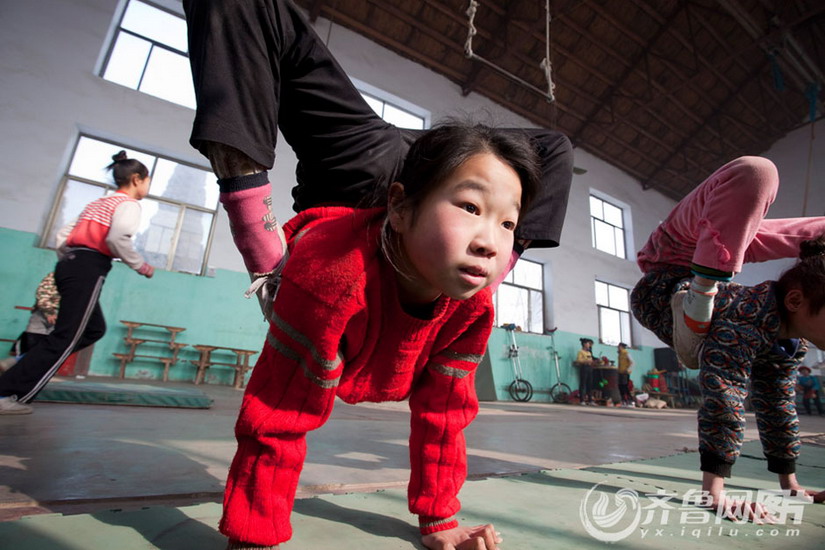 Two girls exercise acrobatic skills together. (Photo/ Yx.iqilu.com)
