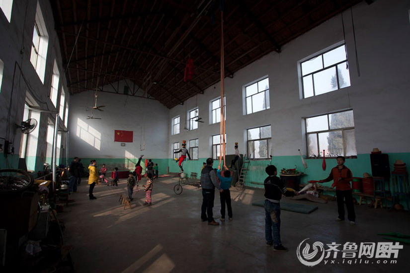 Children do different training items in the large room. (Photo/ Yx.iqilu.com)