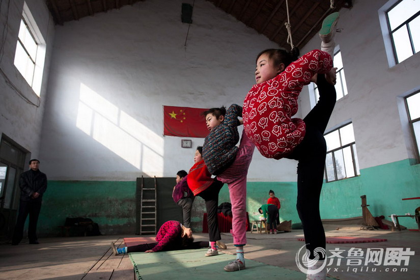 Children do exercise in the training room.(Photo/ Yx.iqilu.com)