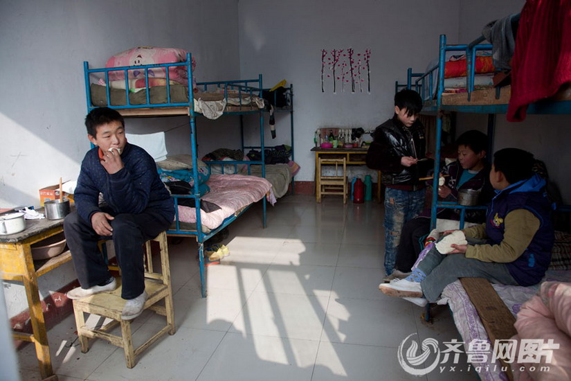 Children have lunch at dorm room because the school does not have a dining room. (Photo/ Yx.iqilu.com)