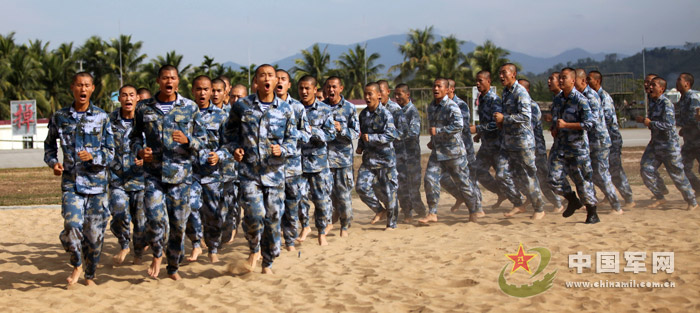 Special forces soldiers conduct strength training on the beach. (Photo/ Chinamil.com.cn)