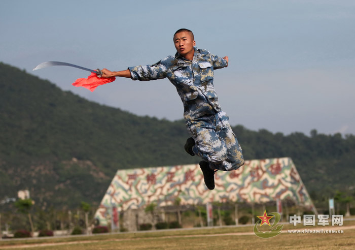 A special forces soldier shows his Chinese martial arts. (Photo/ Chinamil.com.cn)