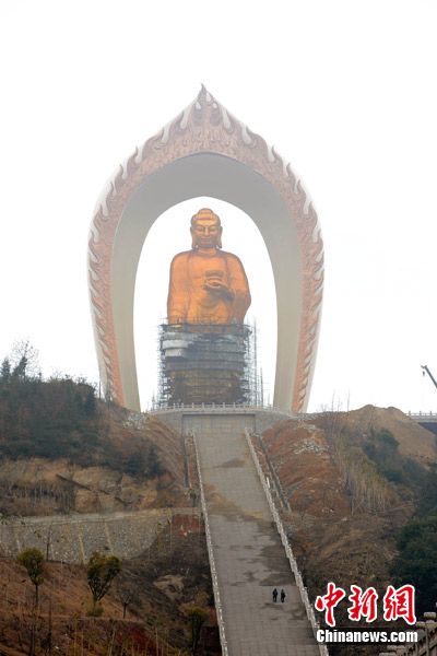 Photo taken on Jan. 23, 2013 shows the golden Amitabha Buddha which is still under construction. (CNSPHOTO/ Duan Changzheng)