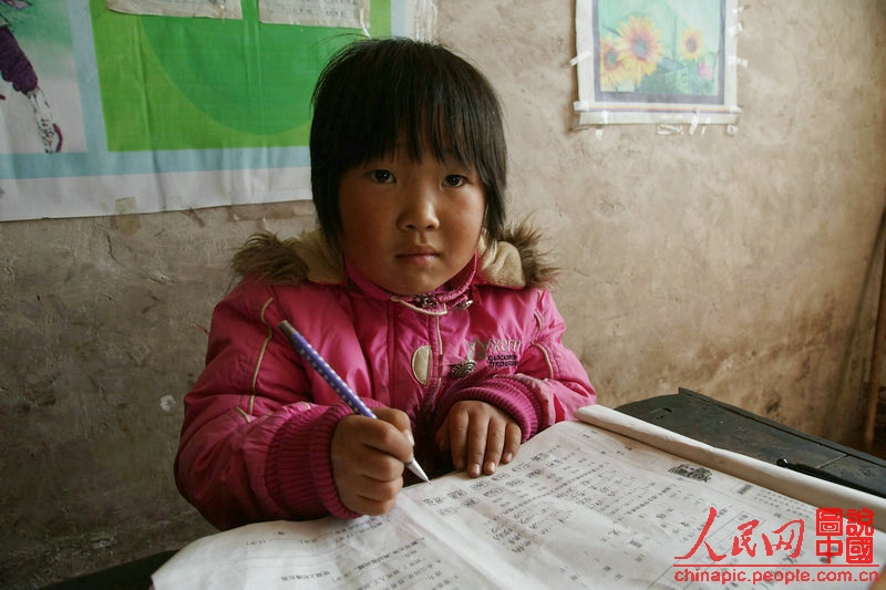 Liqing does her homework.(Photo/People's Daily Online)