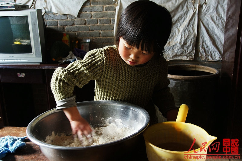 Liqing makes noodles for her mother.(Photo/People's Daily Online)