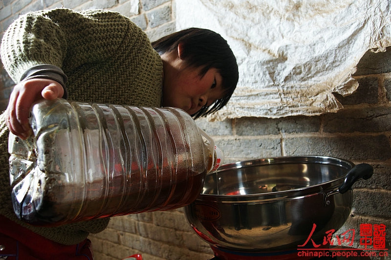Liqing prepares the dinner.(Photo/People's Daily Online)
