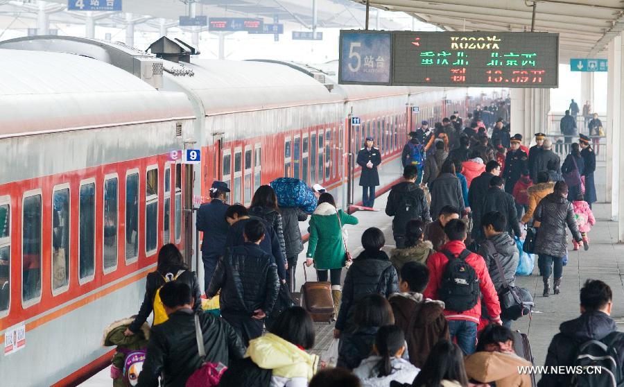 Passengers are seen on the platform of Chongqing North Railway Station in southwest China's Chongqing Municipality, Jan. 24, 2013. As the Spring Festival approaches, more and more people started their journey home. (Xinhua/Liu Chan)