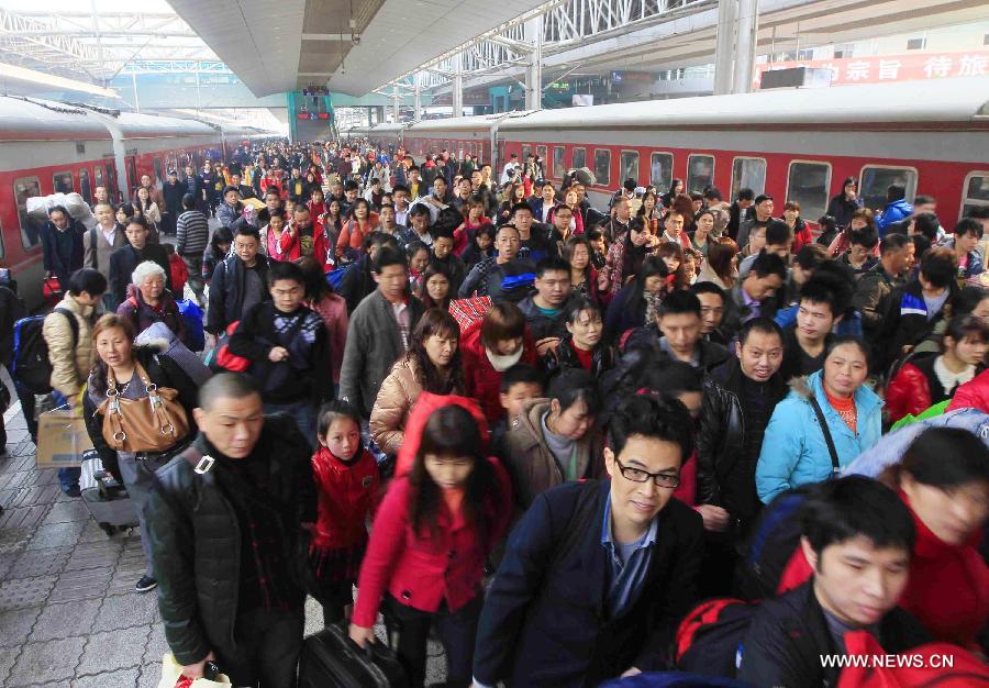 Passengers are seen on the platform of Chongqing North Railway Station in southwest China's Chongqing Municipality, Jan. 24, 2013. As the Spring Festival approaches, more and more people started their journey home. (Xinhua/Liu Chan)