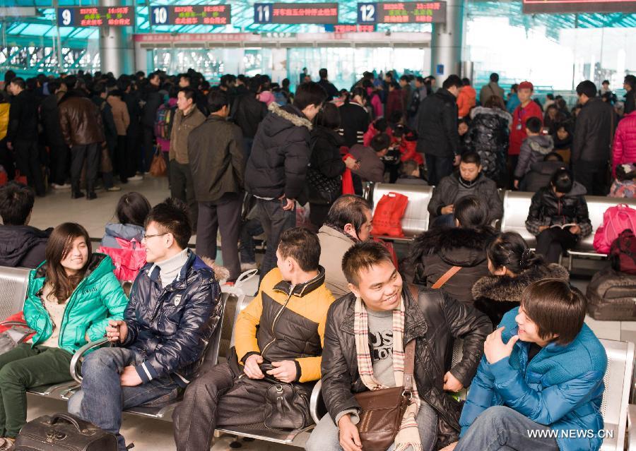 Passengers wait at Chongqing North Railway Station in southwest China's Chongqing Municipality, Jan. 24, 2013. As the Spring Festival approaches, more and more people started their journey home. (Xinhua/Liu Chan)