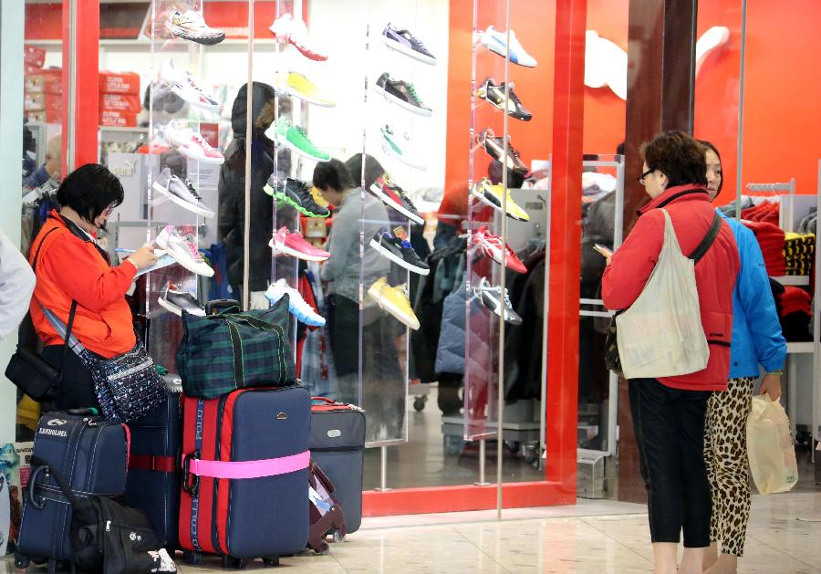 Customers are seen in the Citygate Outlets in Hong Kong, south China, Jan. 24, 2013. As the Spring Festival coming, shops in Hong Kong started to offer discounts for increasing customers. (Xinhua/Li Peng)