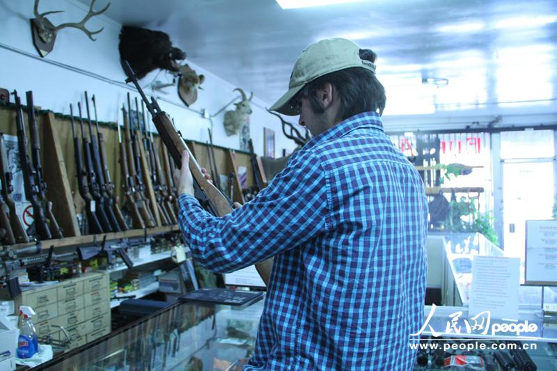 Photo taken on Jan. 20 shows a gun shop in  Los Angeles. Recently, reporters from People’s Daily Online walked into several gun shops in Los Angeles and tried to get the real opinions of buyers and sellers on the issue of gun control.(People's Daily Online/ Chen Yiming)