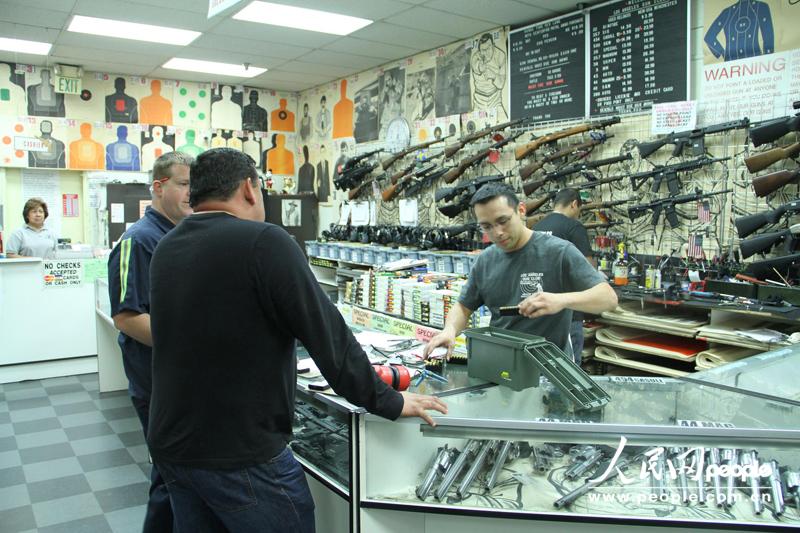 Photo taken on Jan. 20 shows a gun shop in  Los Angeles. Recently, reporters from People’s Daily Online walked into several gun shops in Los Angeles and tried to get the real opinions of buyers and sellers on the issue of gun control.(People's Daily Online/ Chen Yiming)