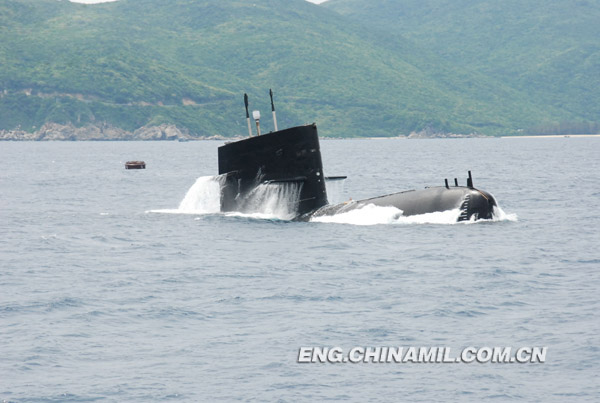 A submarine of a submarine flotilla of the South China Sea Fleet under the Navy of the Chinese People's Liberation Army (PLA) is cruising in the South China Sea on a sunny day in mid-January 2013.(China Military Online) 