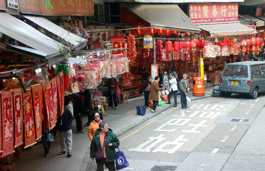 People go shopping for the Chinese Lunar New Year at a market in Sheung Wan, south China's Hong Kong, Jan. 19, 2013. (Xinhua/Li Peng) 