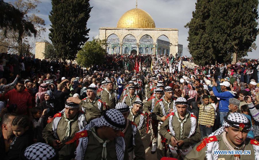 Palestinians take part in a ceremony commemorating the birth of Prophet Mohammed, known in Arabic as "Mawlid al-Nabawi" outside the Dome of the Rock the Al-Aqsa mosque compound, Islam's third holiest site, in the old city of Jerusalem Jan. 24, 2013.(Xinhua/Muammar Awad)