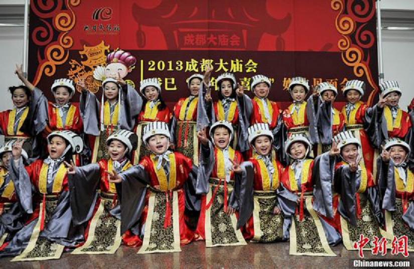 Children in costumes of "God of Happiness" meet the media in the Wuhou Memorial Temple in Chengdu, Sichuan Province, January 24, 2013. They will perform at a temple fair during the Spring Festival. (Photo: CNS/An Yuan)