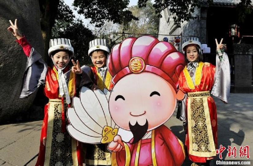 Children in costumes of "God of Happiness" meet the media in the Wuhou Memorial Temple in Chengdu, Sichuan Province, January 24, 2013. They will perform at a temple fair during the Spring Festival.(Photo: CNS/An Yuan)