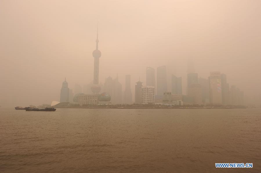 Photo taken on Jan. 24, 2013 shows the fog-shrouded Lujiazui Area in east China's Shanghai Municipality. Fog hit Shanghai Thursday. (Xinhua/Lai Xinlin) 