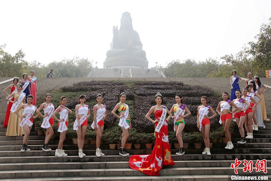 Contestants pose for photo in Xiqiaoshan Natural Forest Park in Foshan, Guangdong Province, January 24, 2013. The 2013 Miss Tourism International Guangdong contest kicked off on Thursday. (Photo: CNS/Ke Xiaojun)