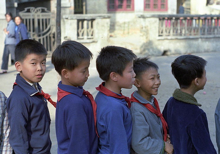 Pupils wearing red scarves queue in a line. (Photo/Chinadaily.com.cn)